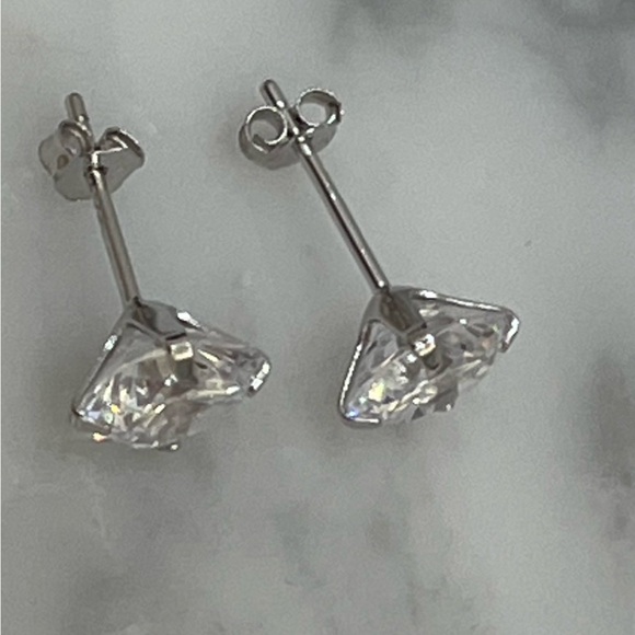 ITALO Jewelry CZ solitaire stud earrings set in 925 silver. - Picture 4 of 5